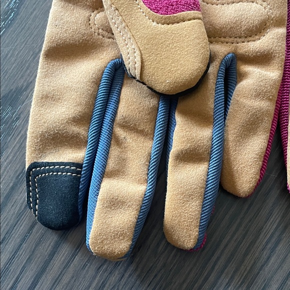 RUGGED WEAR WOMENS Lightly Used Pink and Gray Work Gloves - Picture 3 of 6
